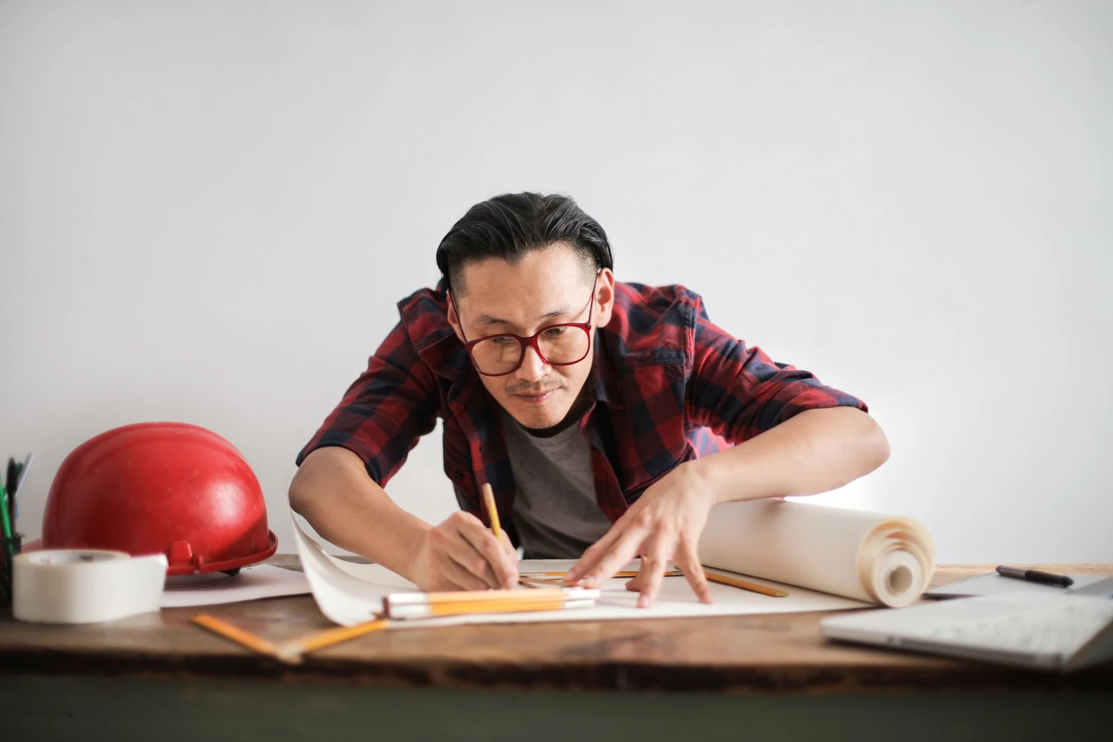Arquiteto desenhando um projeto no escritório